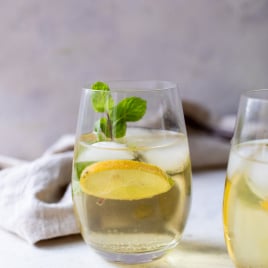 Limoncello spritz in glass