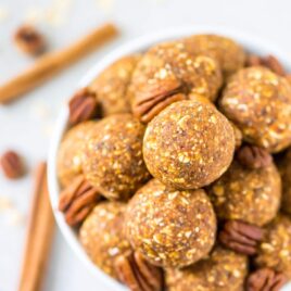 No Bake Pumpkin Energy Balls. Tastes like pumpkin pie! Perfect for healthy snacks, on-the-go breakfasts, or anytime you need a healthy dessert. Vegan, gluten free, and naturally sweetened. @wellplated